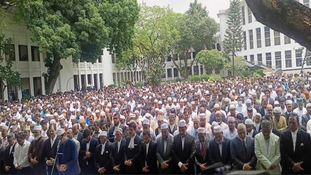 বড় ছেলের ইমামতিতে সুপ্রিম কোর্টে ব্যারিস্টার রাজ্জাকের জানাজা সম্পন্ন