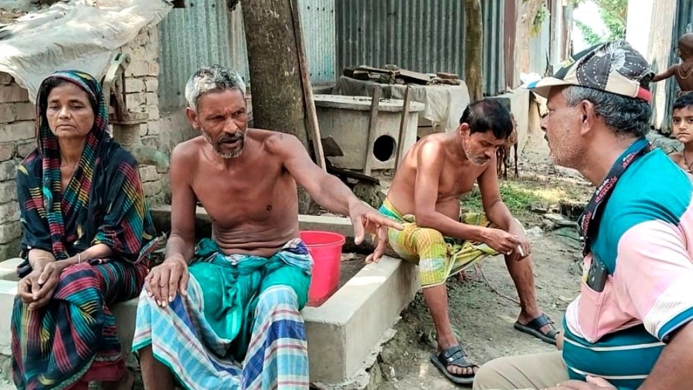 আসামি বড় ভাই, হাতকড়া লাগিয়ে ছোট ভাইকে পিটিয়ে শাস্তি পেল ২ পুলিশ