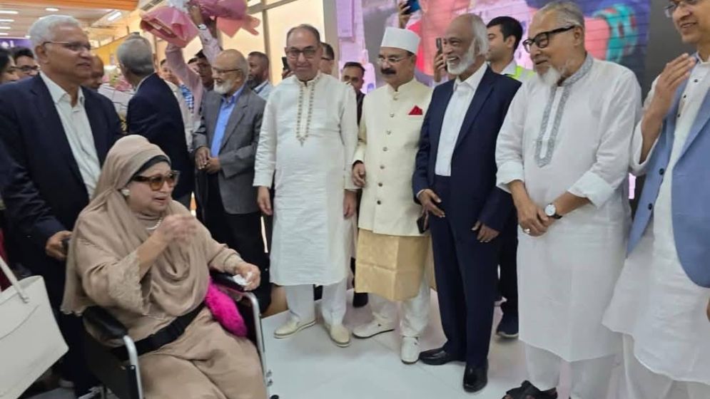 নেতাকর্মীদের ভালোবাসায় সিক্ত খালেদা জিয়া, দেখুন ছবিতে