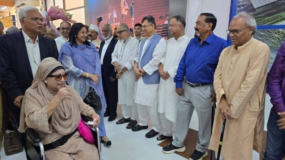 নেতাকর্মীদের ভালোবাসায় সিক্ত খালেদা জিয়া, দেখুন ছবিতে
