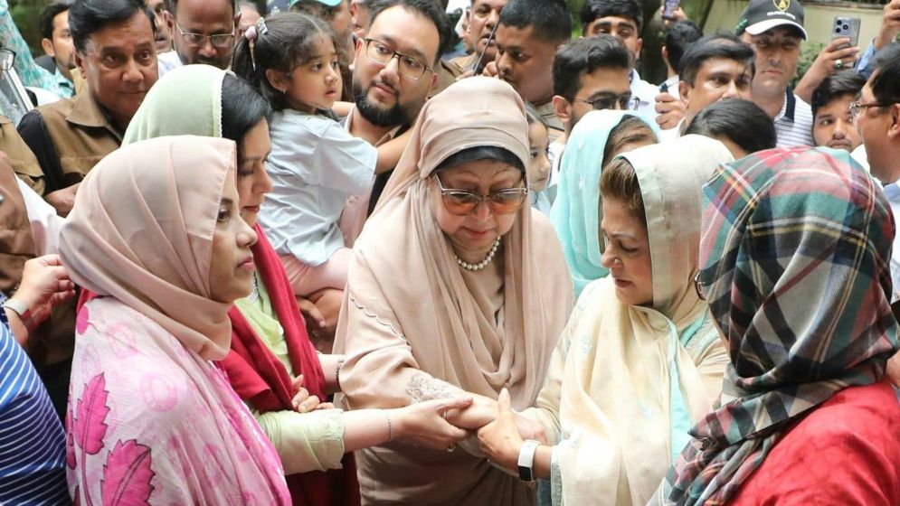 নেতাকর্মীদের ভালোবাসায় সিক্ত খালেদা জিয়া, দেখুন ছবিতে