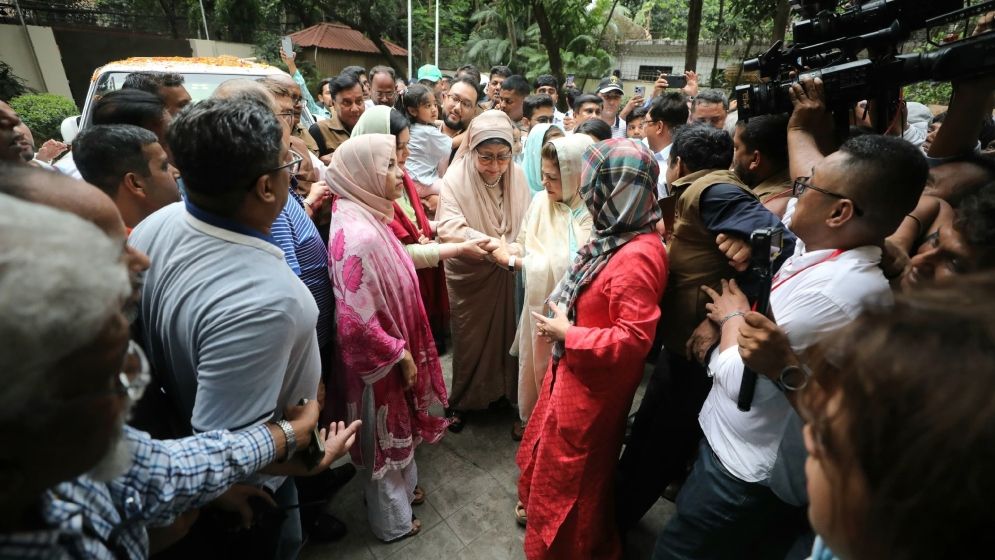 নেতাকর্মীদের ভালোবাসায় সিক্ত খালেদা জিয়া, দেখুন ছবিতে