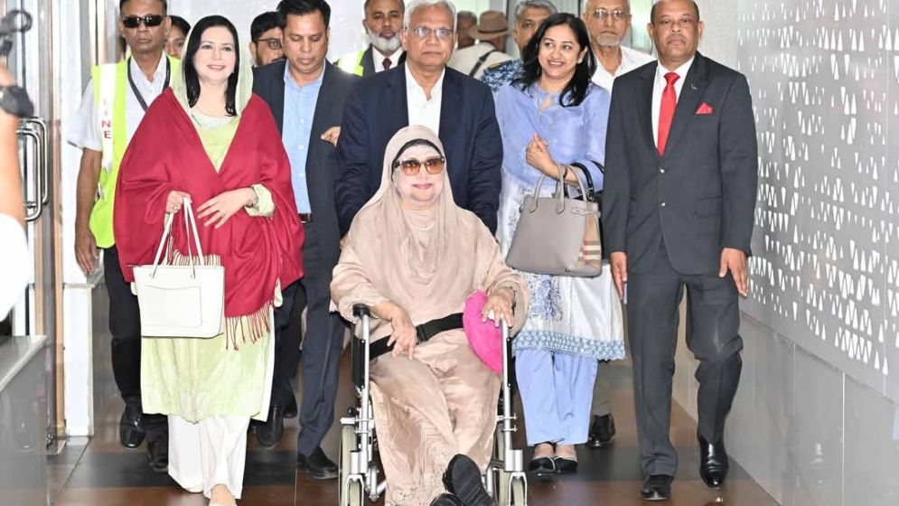 নেতাকর্মীদের ভালোবাসায় সিক্ত খালেদা জিয়া, দেখুন ছবিতে