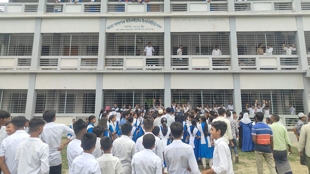 ছাত্রীকে কুপ্রস্তাব, প্রধান শিক্ষককে গণধোলাই