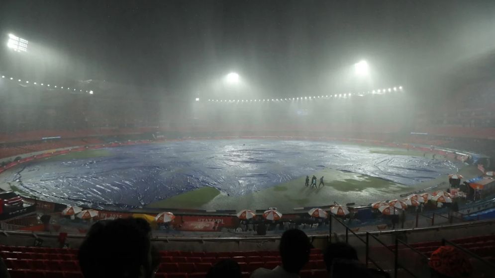 বৃষ্টিতে ভেসে গেল হায়দরাবাদের শেষ আশাও