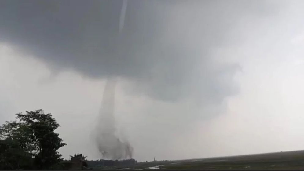 টর্নেডোর ভয়ংকর দৃশ্য ধরা পড়ল মোবাইলে