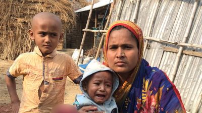 অগ্নিদগ্ধ সন্তানকে বাঁচাতে মায়ের আকুতি