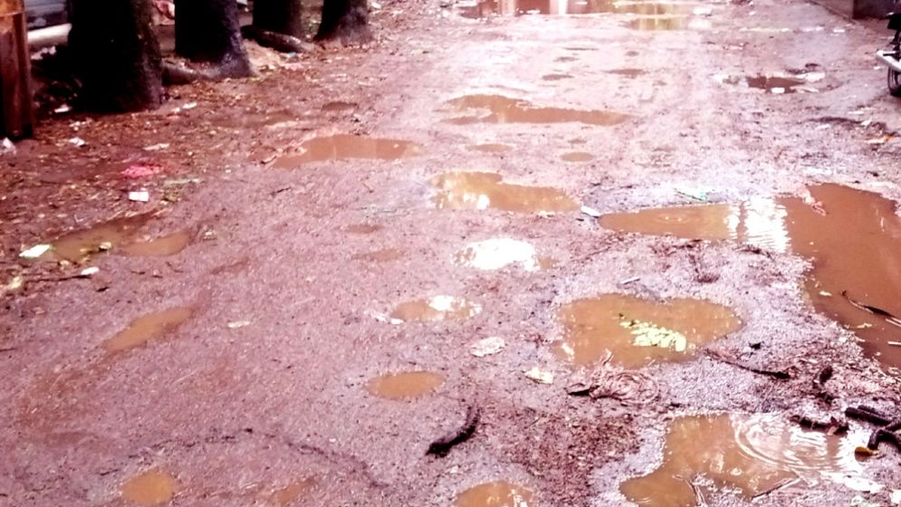 খানাখন্দে ভরা সড়কে ঝুঁকিপূর্ণ যান চলাচল