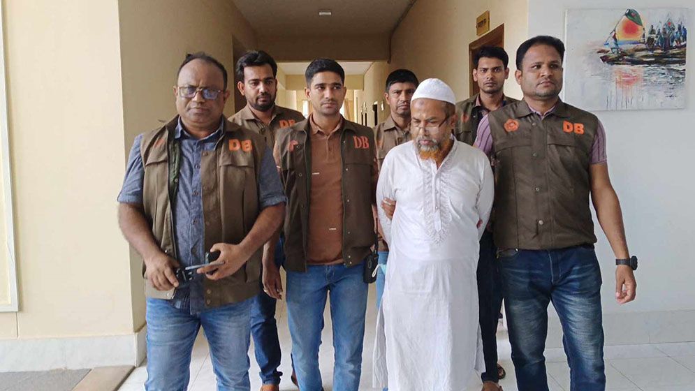 ছদ্মবেশেও রক্ষা পেলেন না ৩৩ মামলার আসামি কাজী তারেক