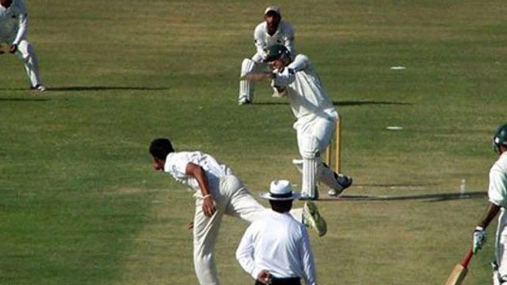 খেলা চলাকালে মৃত্যুর কোলে ঢলে পড়লেন পাকিস্তানের পেসার