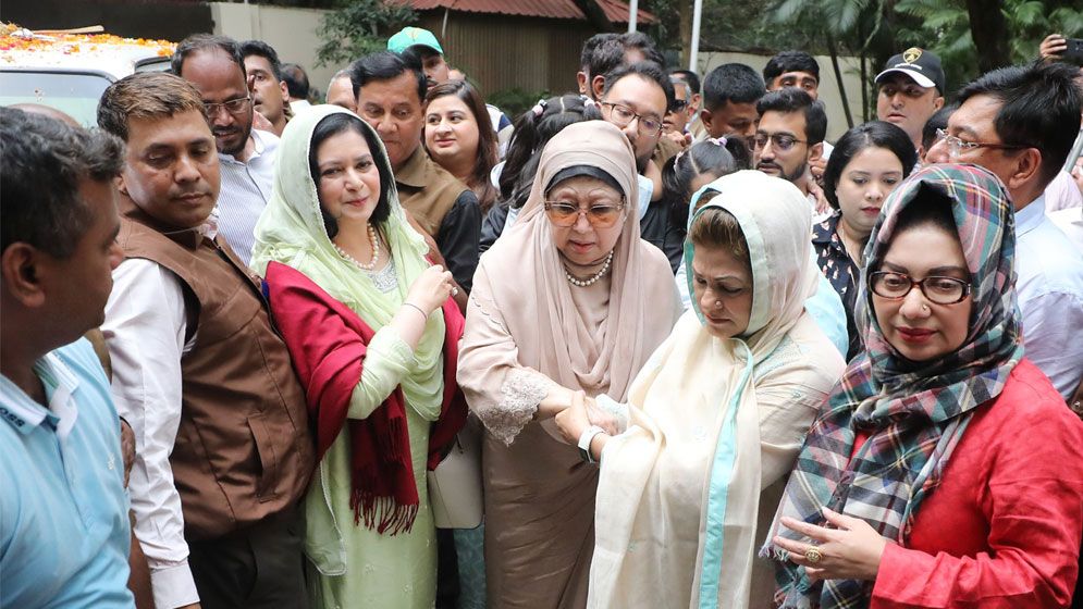 ‘আপসহীন নেত্রী’র প্রত্যাবর্তনে উজ্জীবিত জাতীয় রাজনীতি