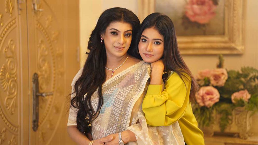 ‘তুমি রবে নীরবে’— মিউজিক ভিডিওর মডেল মৌ