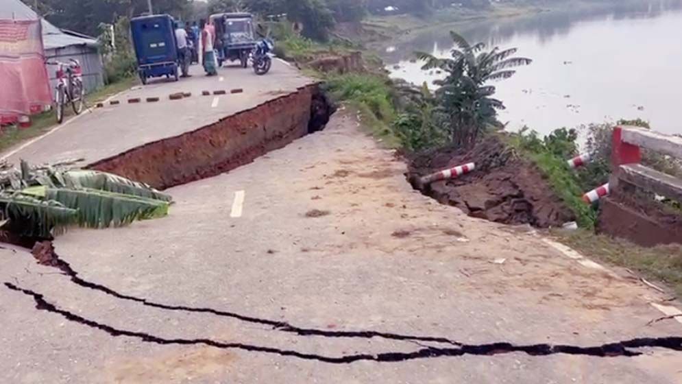 হঠাৎ দেবে গেল ব্রিজের পাশের সড়ক, চরম দুর্ভোগে এলাকাবাসী