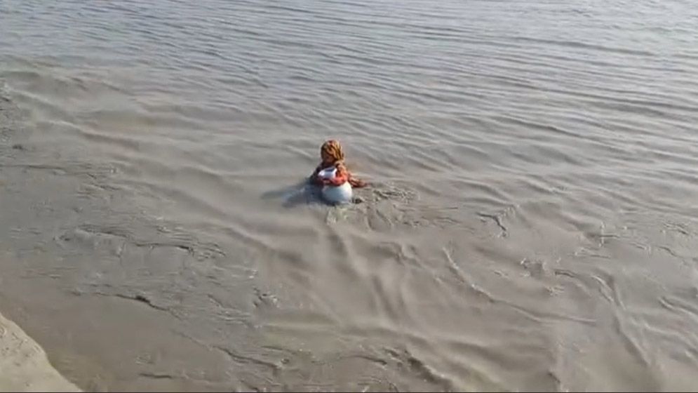 বিশুদ্ধ পানির তীব্র সংকটে মেঘনার চরের মানুষ