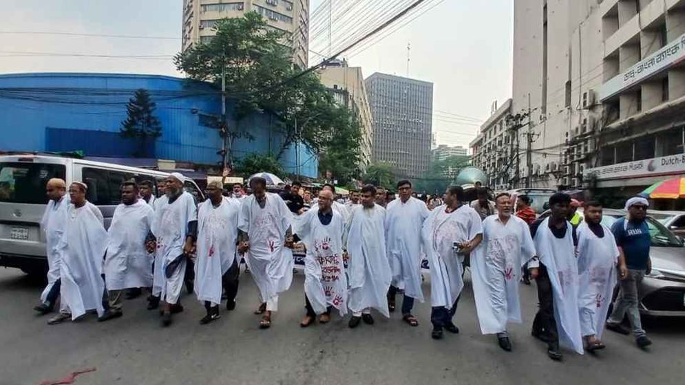 শেয়ারবাজারে কাফনের কাপড় পরে মিছিল