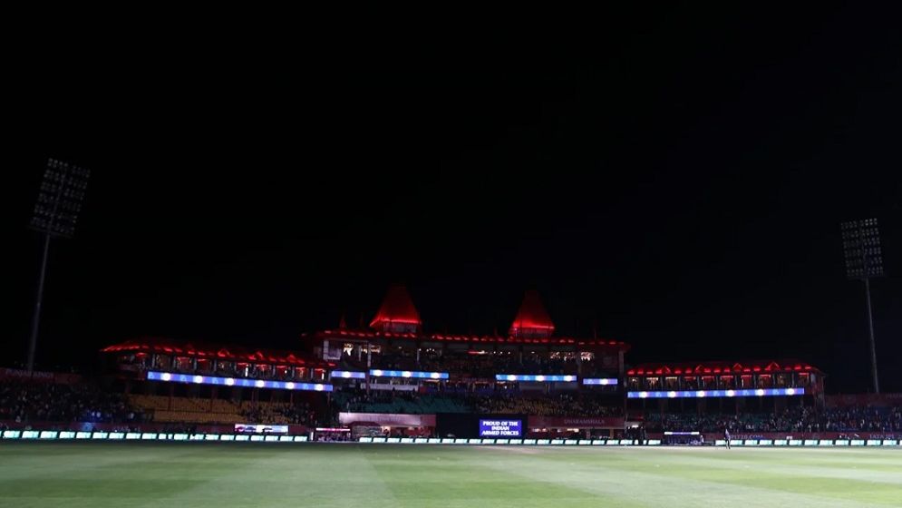 বিশেষ ট্রেনে তড়িঘড়ি করে মাঠ ছাড়েন শ্রেয়াস-স্টার্করা