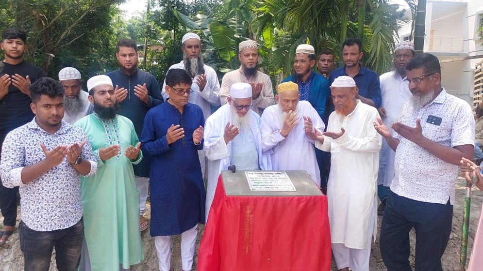 মধ্যবাখরপুর তাকওয়া মসজিদের ভিত্তিপ্রস্তর উদ্বোধন করলেন বিশিষ্ট আলেমে দ্বীন