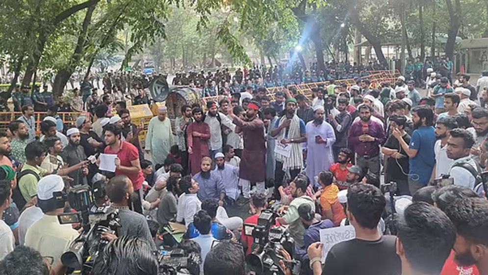 সকালেও বিক্ষোভ চলছে যমুনার সামনে