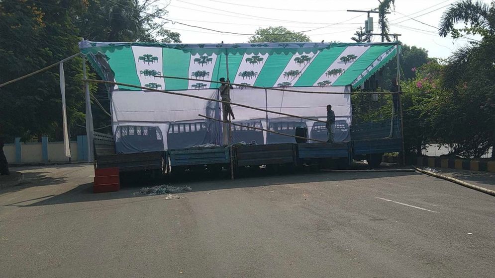 আ. লীগ নিষিদ্ধের দাবিতে বাদ জুমা সমাবেশ: যমুনার সামনে তৈরি হচ্ছে মঞ্চ