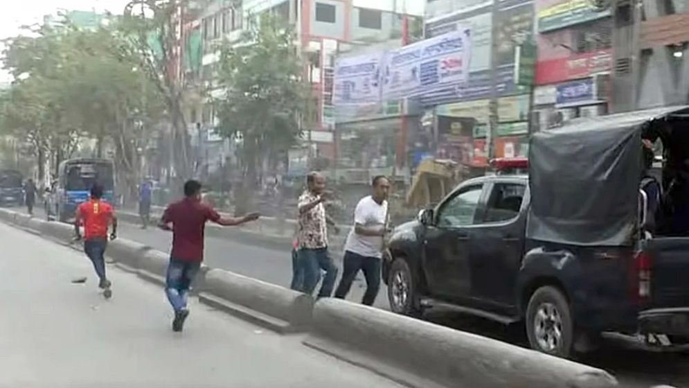 আইভীকে বহনকারী গাড়িতে হামলা, পুলিশসহ আহত ৫