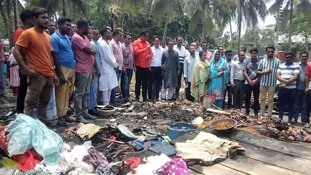 দৌলতপুরে অগ্নিকাণ্ডে দগ্ধ পরিবারের দায়িত্ব নিলেন বিএনপি নেতা বকুল