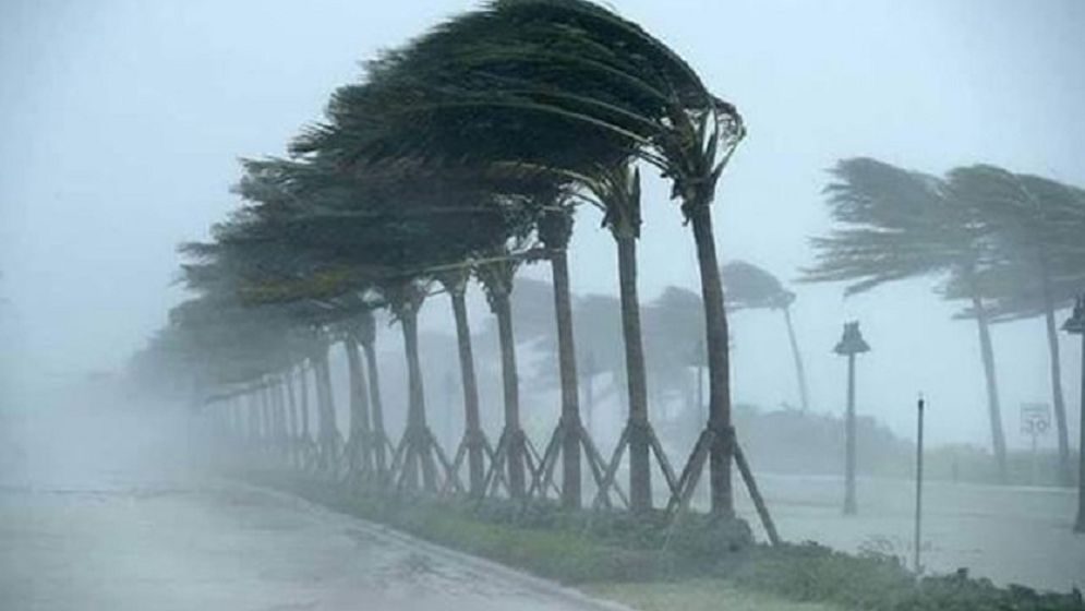 রাতে যেসব স্থানে ৬০ কিমি বেগে ঝড়-বজ্রসহ বৃষ্টির আভাস