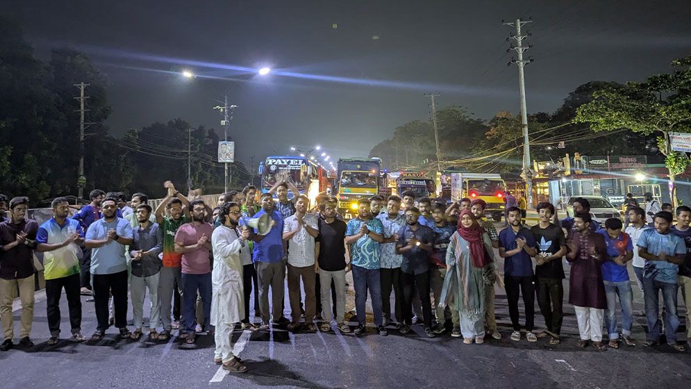 আ. লীগ নিষিদ্ধের দাবিতে মধ্যরাতে ঢাকা-আরিচা মহাসড়ক অবরোধ