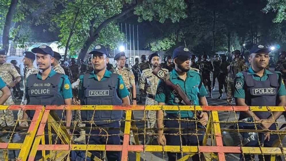 যমুনার সামনে আইনশৃঙ্খলা বাহিনীর কঠোর অবস্থান