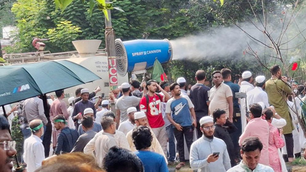 আ.লীগ নিষিদ্ধের দাবি, সমাবেশে স্প্রে ক্যানন দিয়ে পানি ছিটাচ্ছে ডিএনসিসি