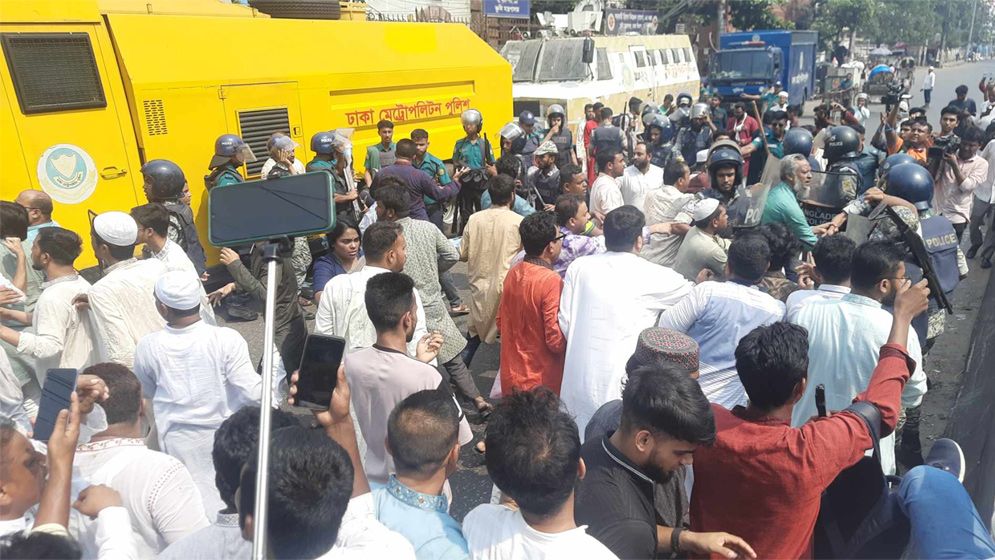 পুলিশের বাধা উপেক্ষা করে গণঅধিকার পরিষদের বিক্ষোভ