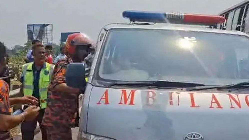 অ্যাম্বুলেন্সে বাসের ধাক্কা, বাবা ভাই-বোনসহ নিহত ৫