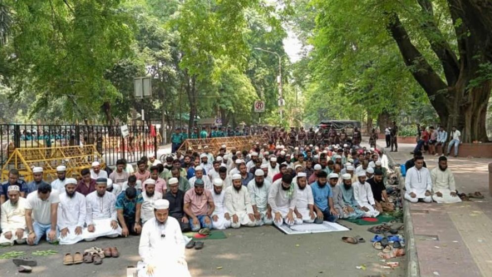 প্রধান উপদেষ্টার বাসভবনের সামনে বিক্ষোভকারীদের জুমার নামাজ আদায়