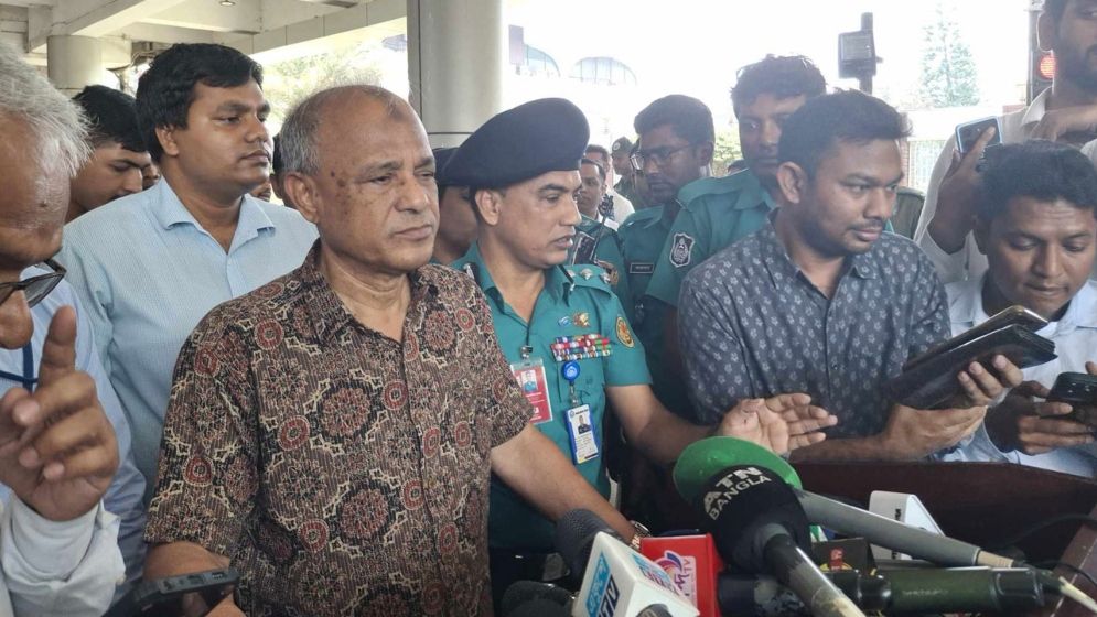 আবদুল হামিদের দেশত্যাগের আগে এসবির নিষেধাজ্ঞার প্রশ্নে যা বললেন স্বরাষ্ট্র উপদেষ্টা
