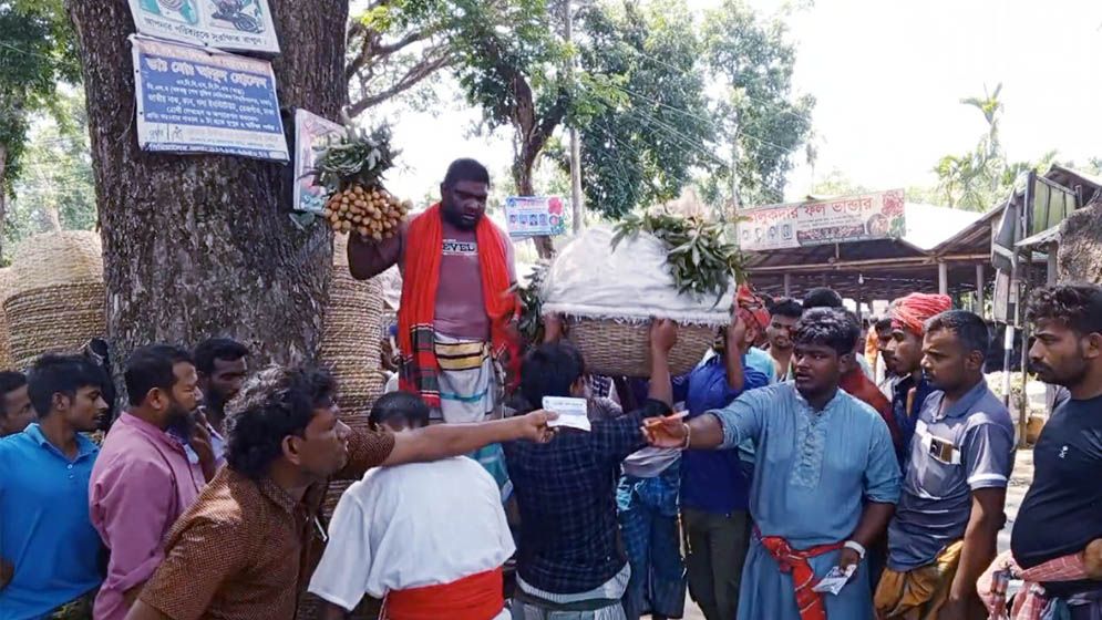 অপরিপক্ব লিচুতেই জমে উঠেছে হাট