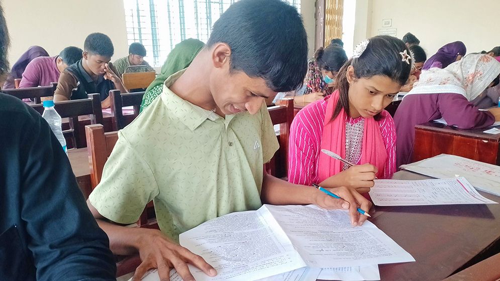 ভাইয়ের প্রতিবন্ধকতা জয়ে পাশে ছোট বোন