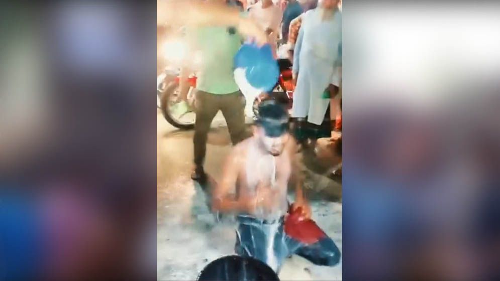 অনলাইন জুয়ায় সর্বস্বান্ত হয়ে দুধ দিয়ে গোসল যুবকের