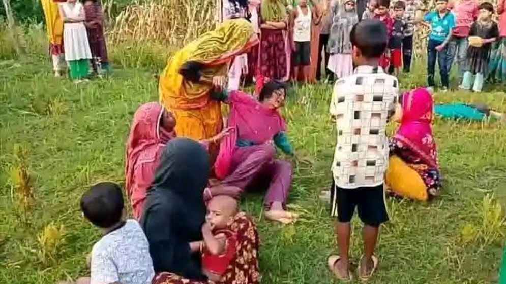 বাড়ির পাশের খেতে মিলল স্কুলছাত্রীর লাশ