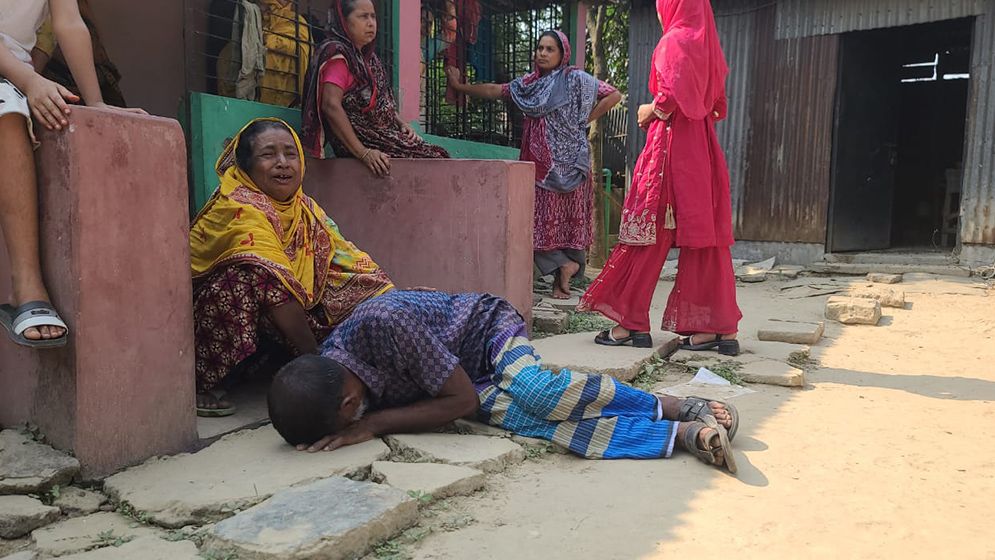 ছুরিকাঘাতে স্কুলছাত্রকে হত্যা, অভিযুক্তের বাড়িতে আগুন