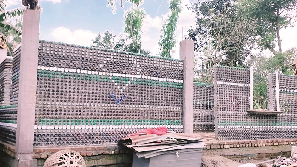 পরিত্যক্ত প্লাস্টিকের বোতল দিয়ে দৃষ্টিনন্দন বাড়ি নির্মাণ