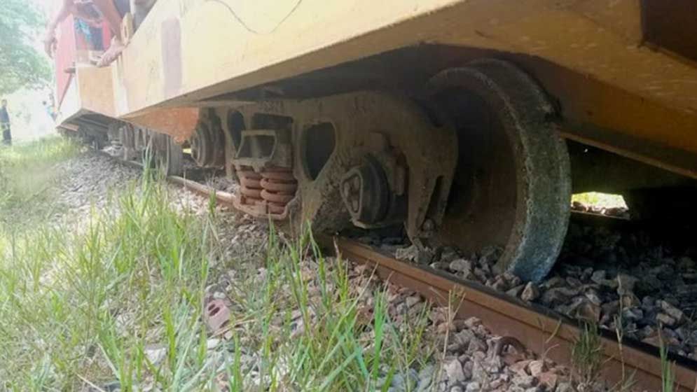 ৮ ঘণ্টার ব্যবধানে একই স্থানে দুই ট্রেন লাইনচ্যুত