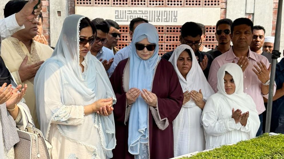 আরাফাত রহমান কোকোর কবর জিয়ারত করলেন ডা. জোবাইদা