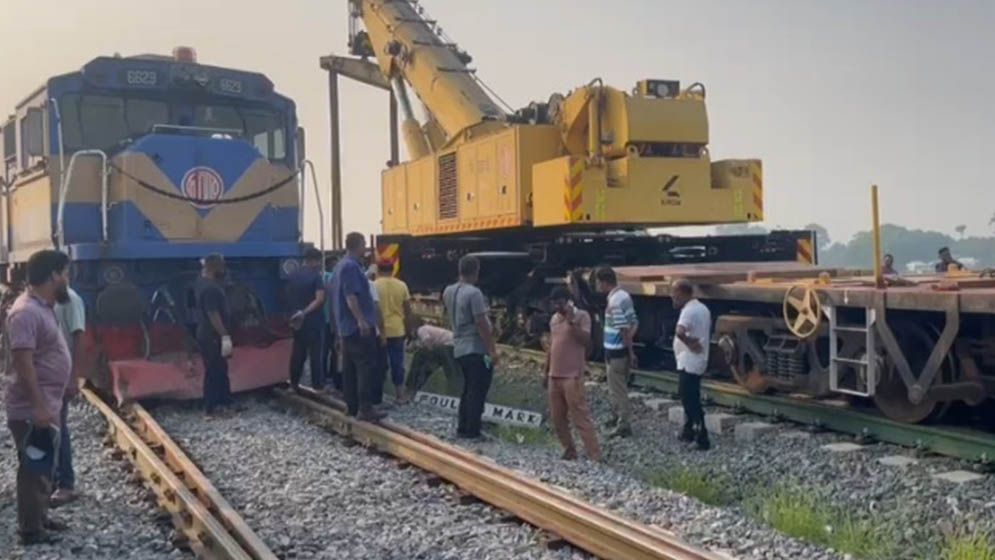 পয়েন্টম্যানের ভুলেই ১২ ঘণ্টা ধরে বন্ধ ট্রেন চলাচল