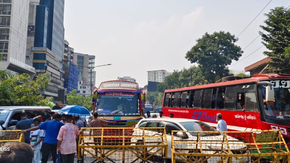 শাহবাগ মোড় অবরোধ: বিকল্প যেসব পথে চলছে বাস