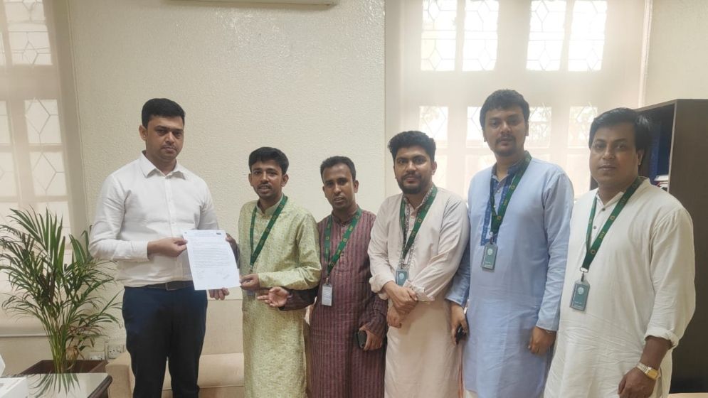 আওয়ামী লীগ নিষিদ্ধের দাবিতে প্রধান উপদেষ্টাকে স্মারকলিপি