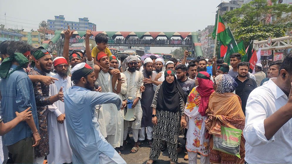 আ.লীগকে নিষিদ্ধের দাবিতে যাত্রাবাড়ীতে মহাসড়ক অবরোধ করে বিক্ষোভ