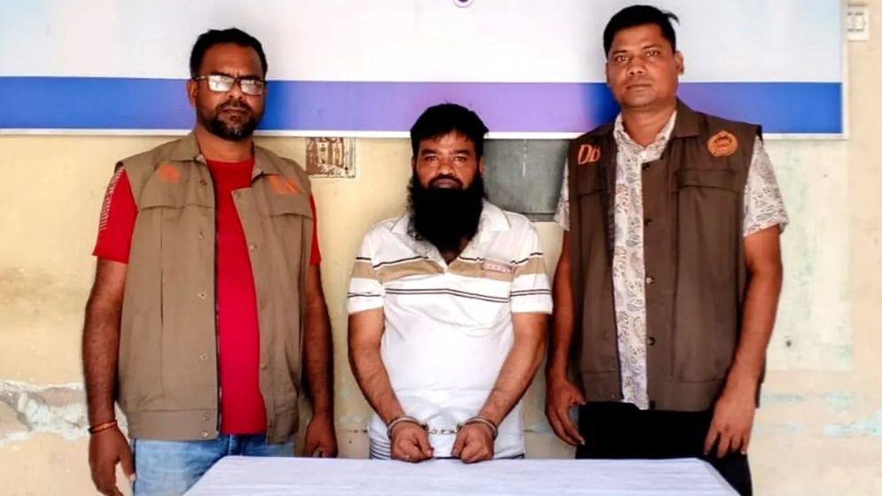বগুড়ায় ১০ মামলার আসামি ঝুমুর গ্রেফতার