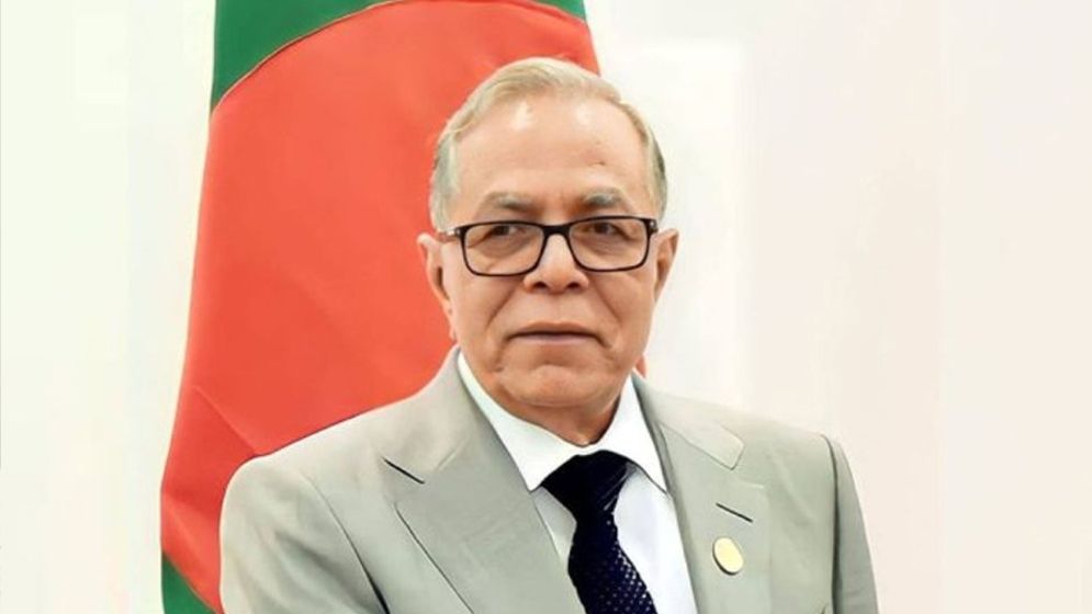 লুঙ্গি গেঞ্জি মাস্ক পরে যান বিমানবন্দরে