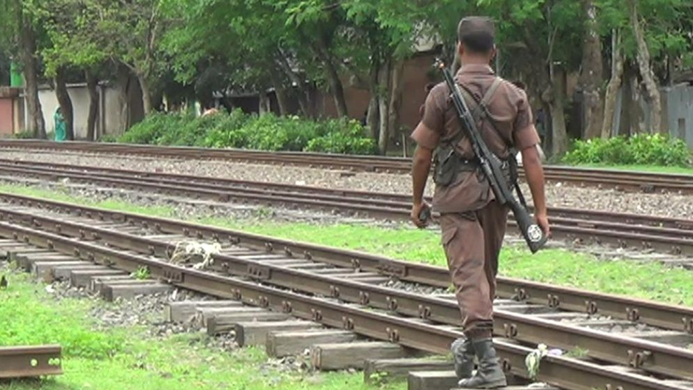 হিলি সীমান্তে সতর্কাবস্থানে পুলিশ-বিজিবি