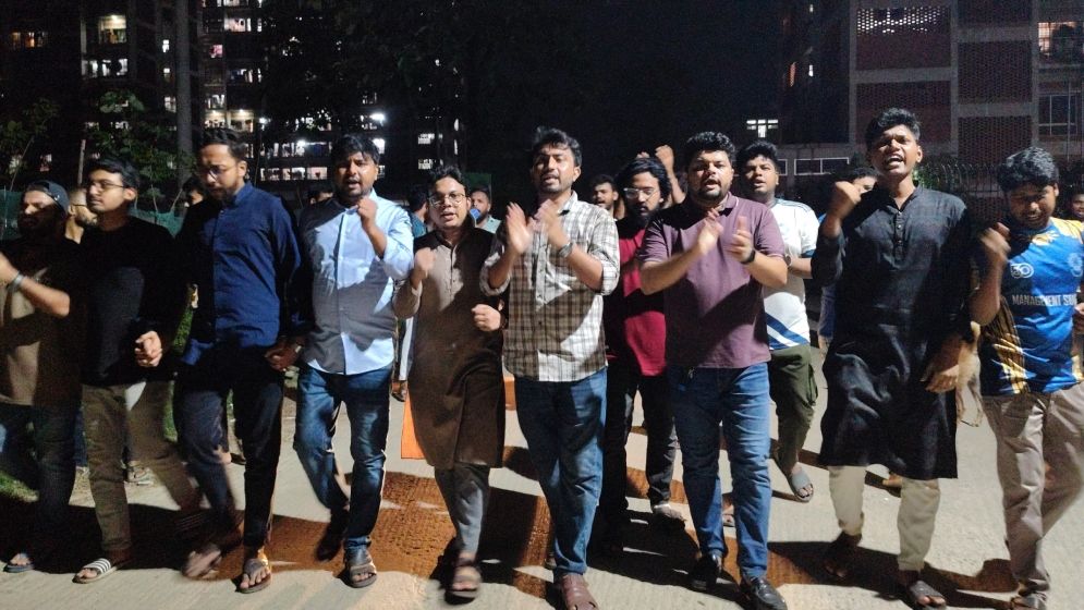 আ.লীগের কার্যক্রম নিষিদ্ধে জাবিতে আনন্দ মিছিল ও মিষ্টি বিতরণ