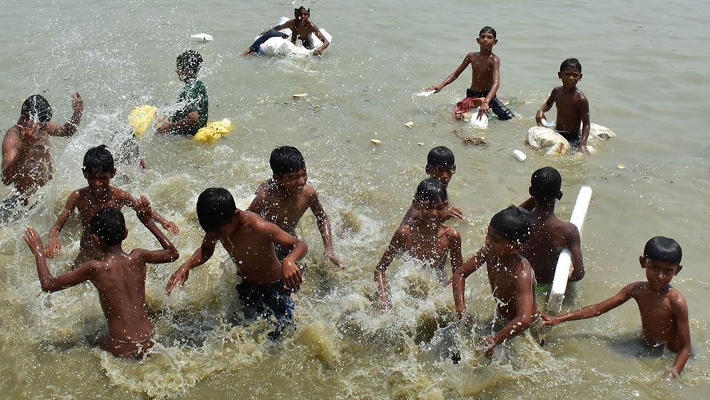 তীব্র গরমে অতীষ্ঠ জনজীবন